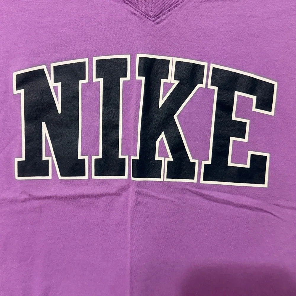 Nike Women’s Spellout Logo V-Neck T-Shirt - Purple/Lavender - Size M - Picture 3 of 9